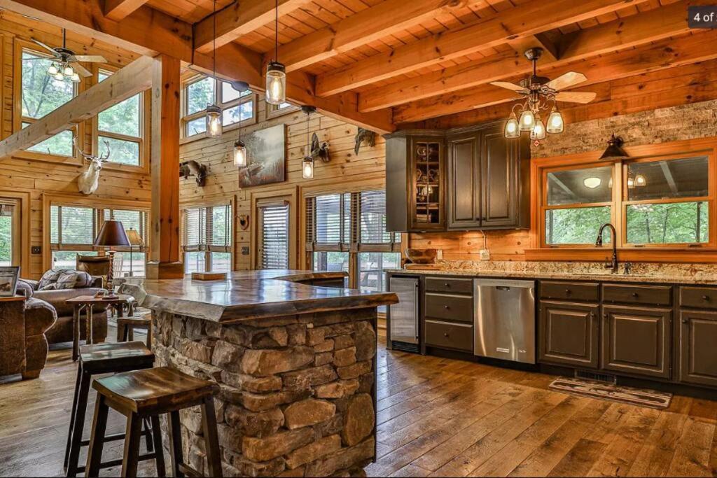 Blue Ridge Bliss- Spacious Cabin, Pets, Hot Tub! 외부 사진